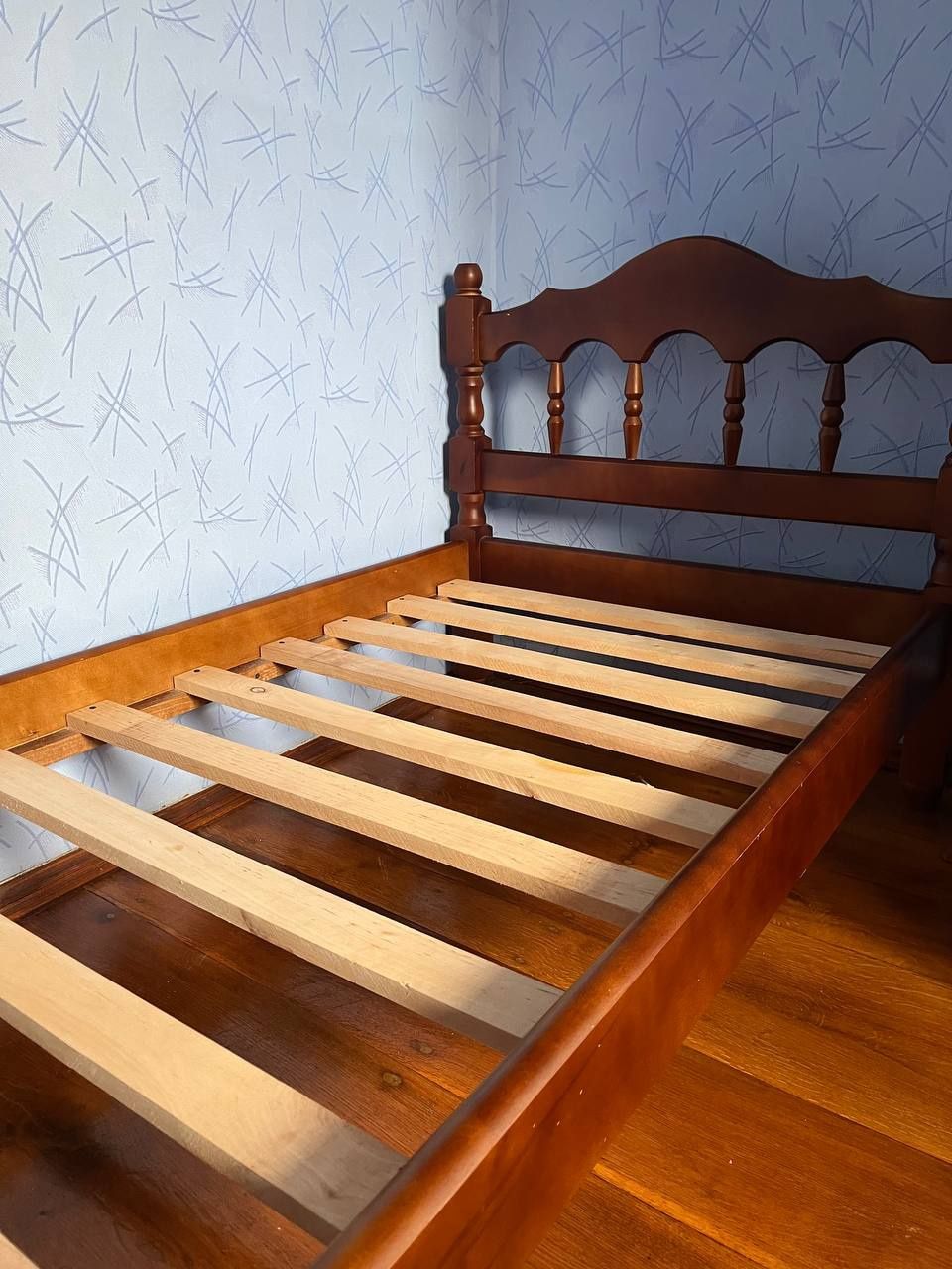 Продам ліжко з натурального дерева.