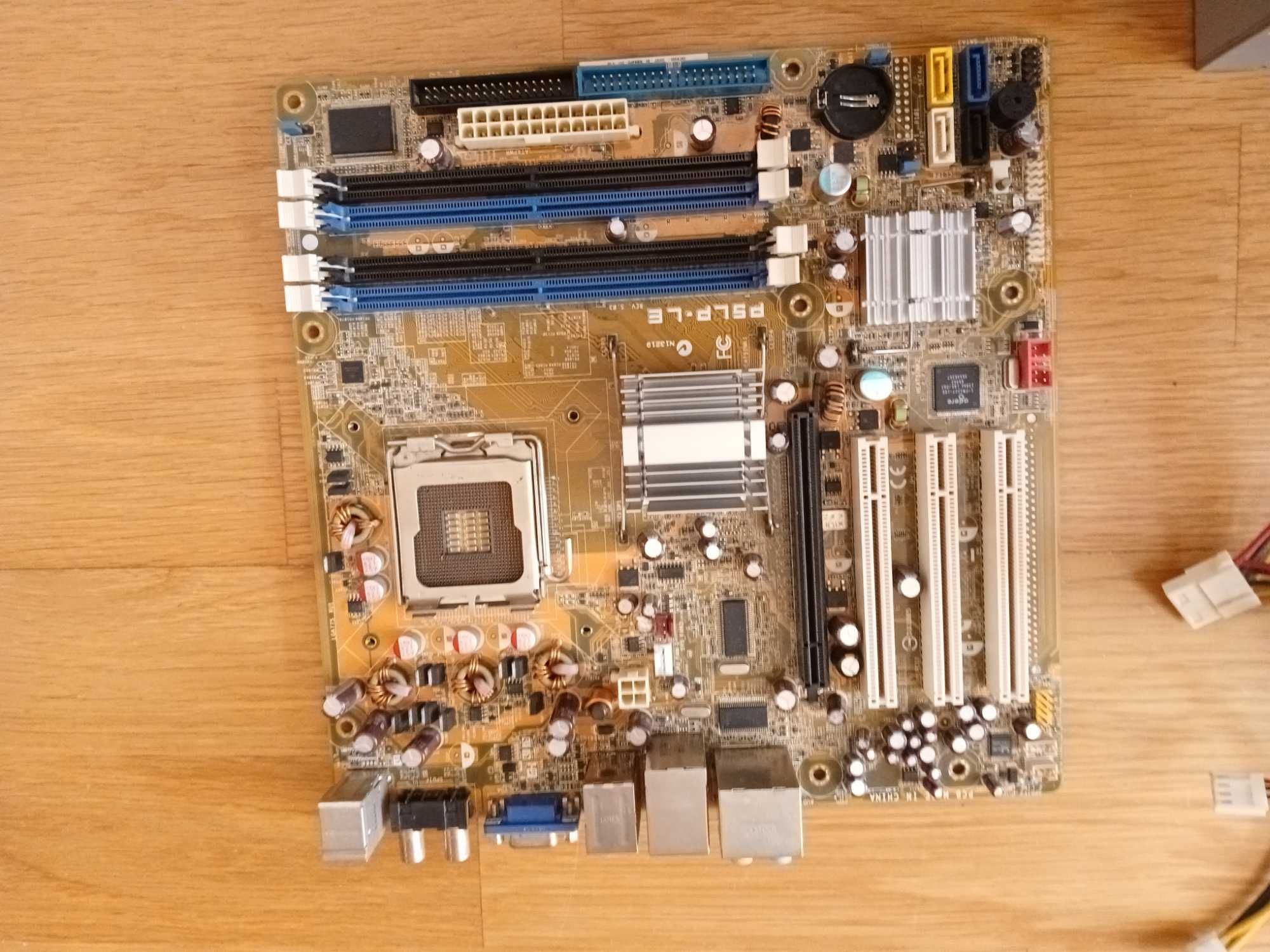 Motherboard ASUS Tek e outros componentes