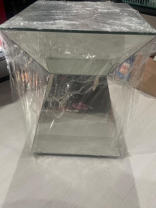 Mesa de decoração toda em espelho.