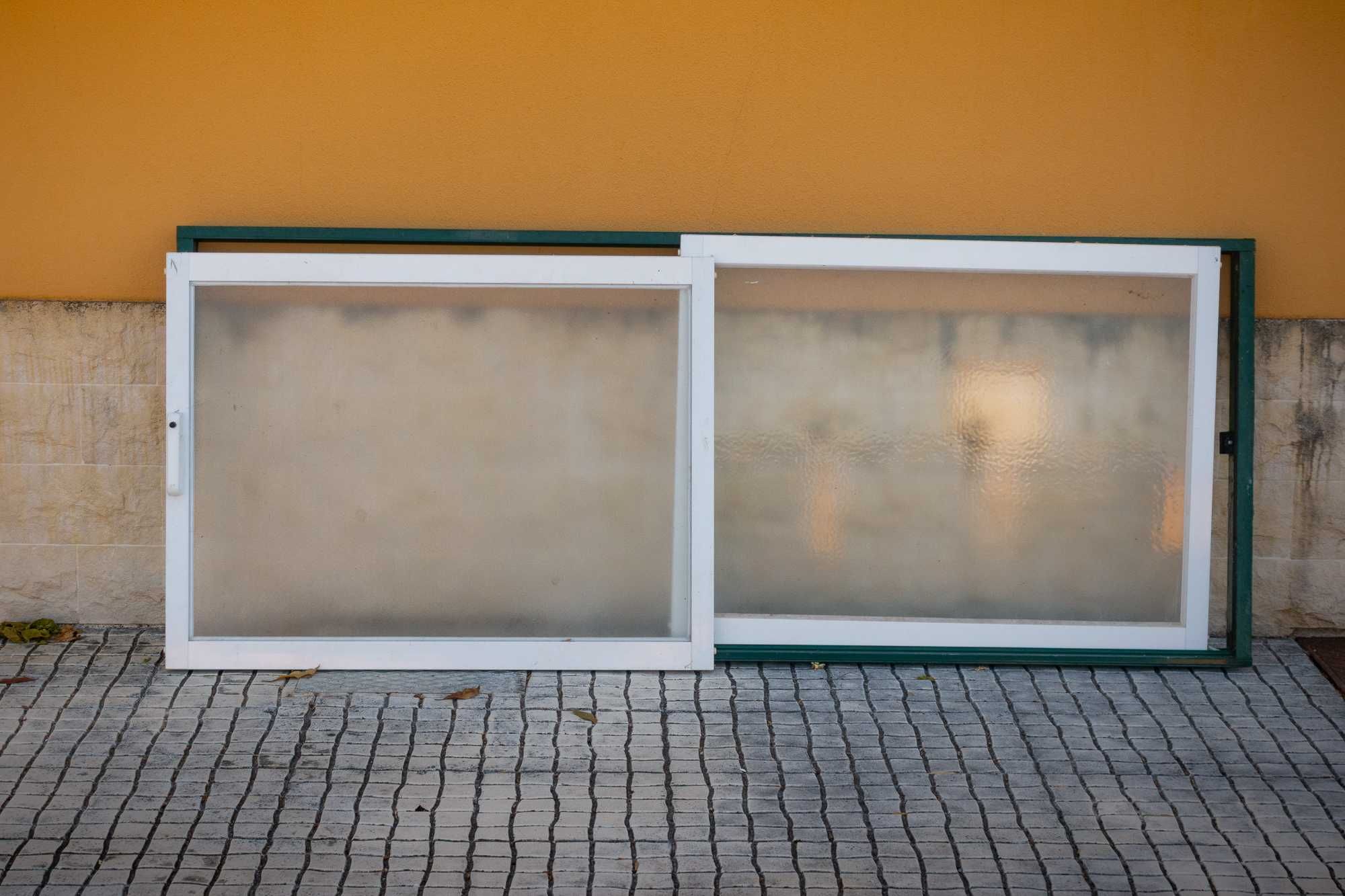 2 conjuntos de janelas de correr com moldura e grade