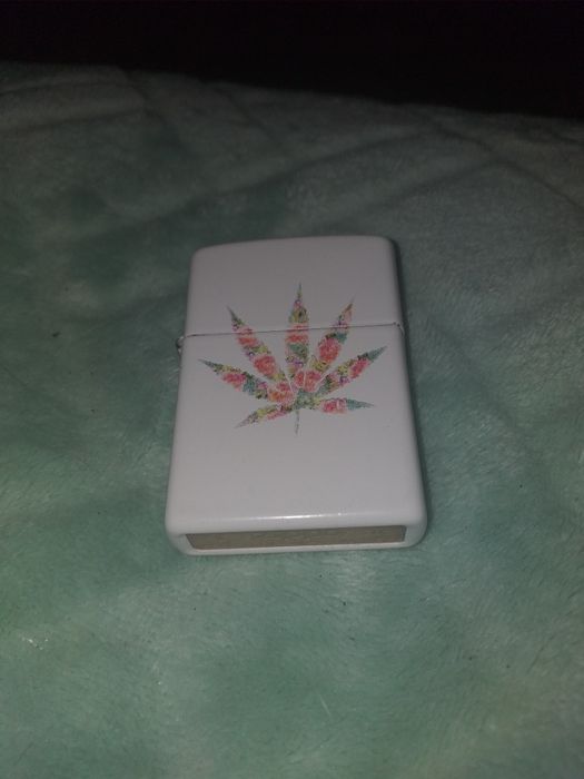 Zippo com desenho de folha de canabis novo