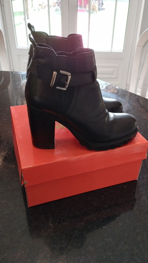 Botins tam. 36, pretos com fivela dos lados