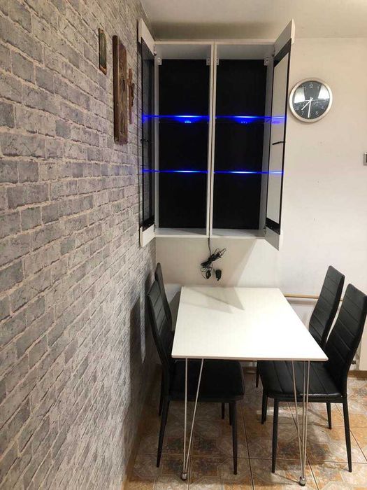 Zestaw mebli-Stół krzesła półki