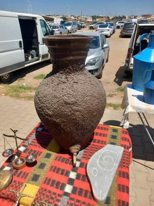 Vaso ou uma ânfora de azeite, antigo, torneira de latão