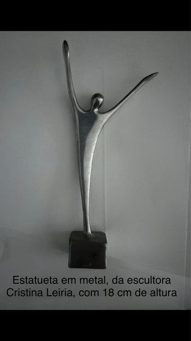 Escultura em metal de Cristina Leiria