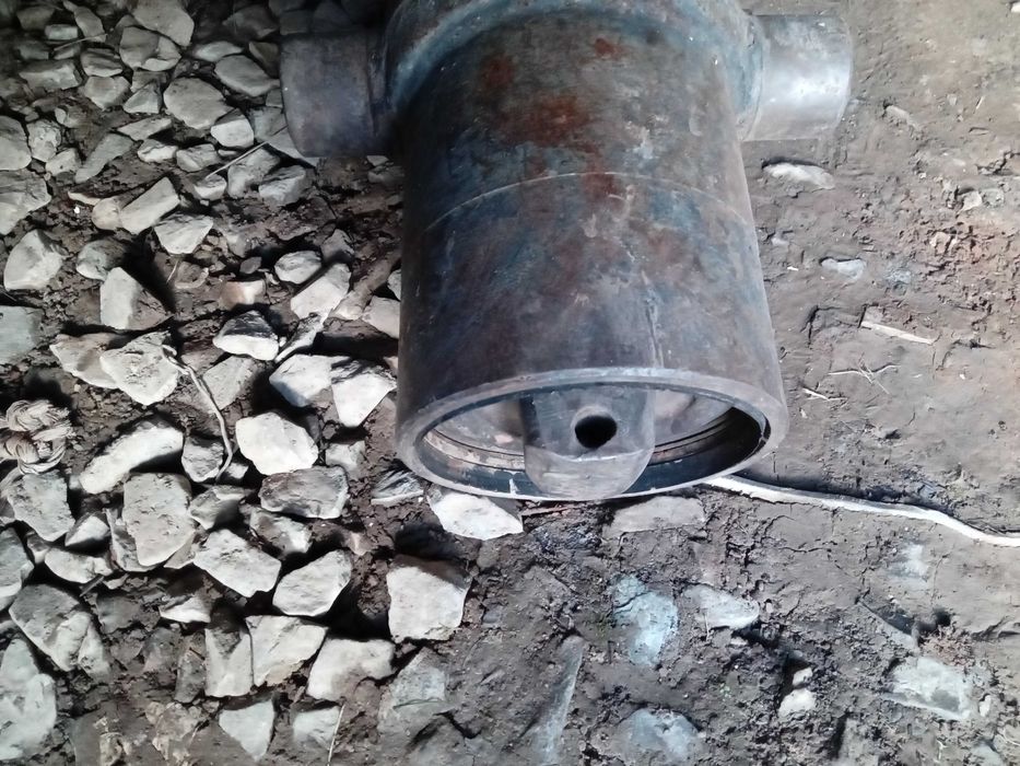 Циліндр на чотири штоки.