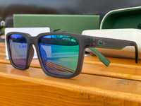 Солнцезащитные очки Lacoste.