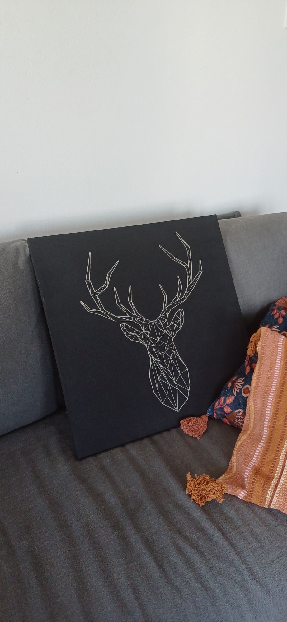 Obraz czarne płótno IKEA jeleń geometryczny minimalistyczny 57x57cm