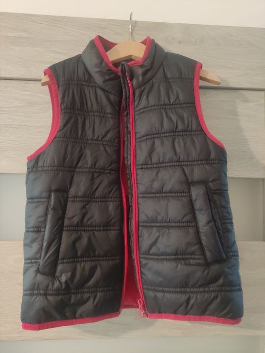 Czarny bezrękawnik chłopięcy rozmiar 122