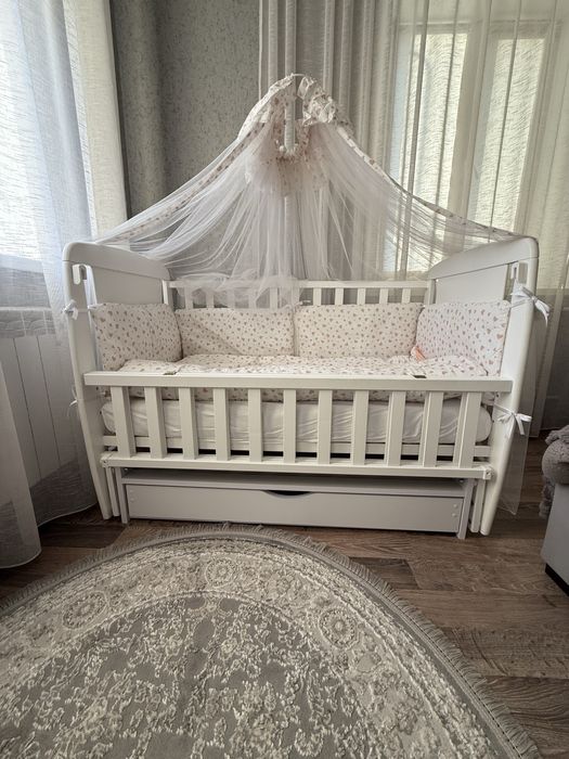 Дитяче ліжечко білого кольору з маятником та шухлядою. Стан нової.