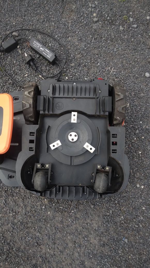 Robot koszący Yard Force Compact 400RiS kosiarka automatyczna 400m²