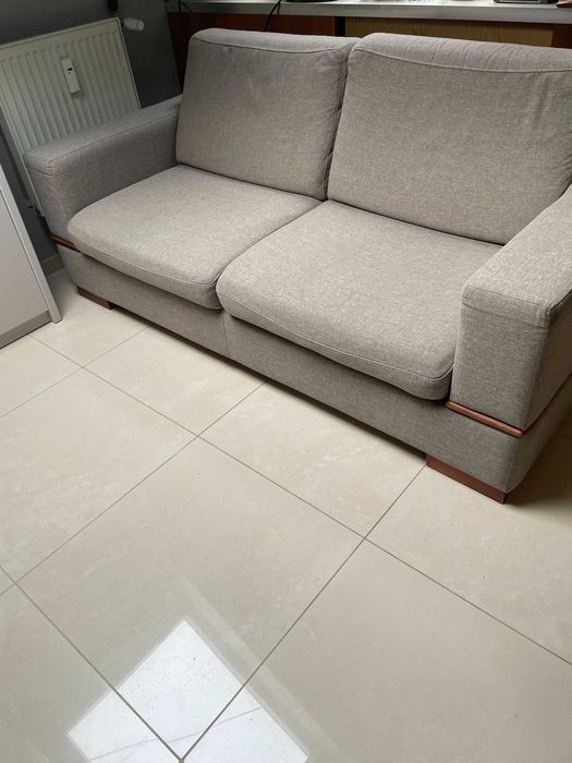 sofa bez funkcji spania - szaro-beżowa z elementami z drewna