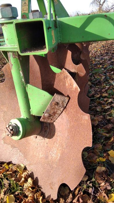 Продаю дископлуг ,оприскувач,лійку