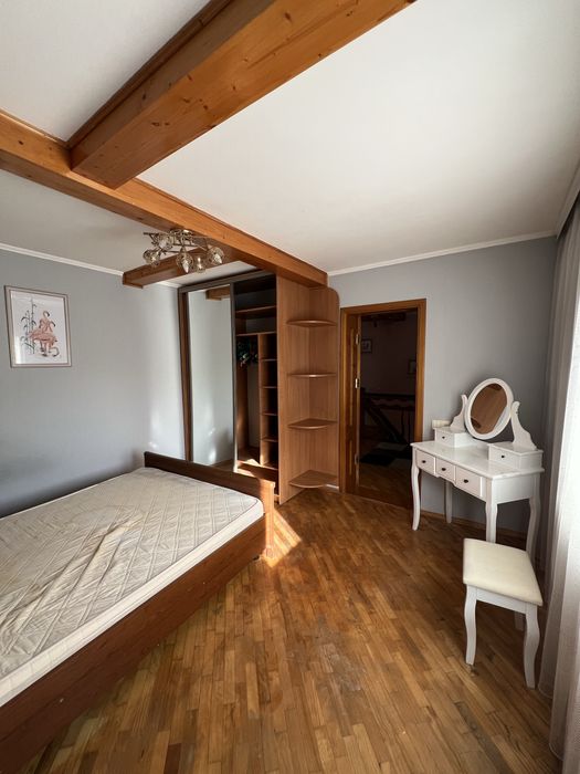 Півособняк із земельною ділянкою поруч центру міста