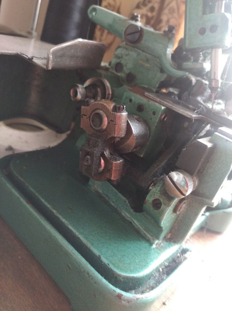 Оверлок швейна машинка