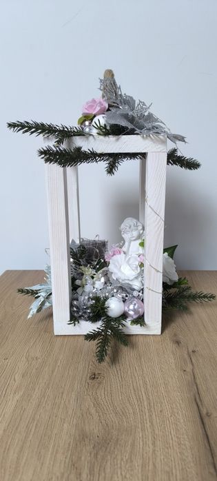 Bożonarodzeniowy lampion drewniany srebrno - biały ze światełkami.