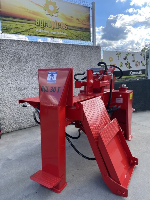 Rachador de lenha com plataforma e radiador