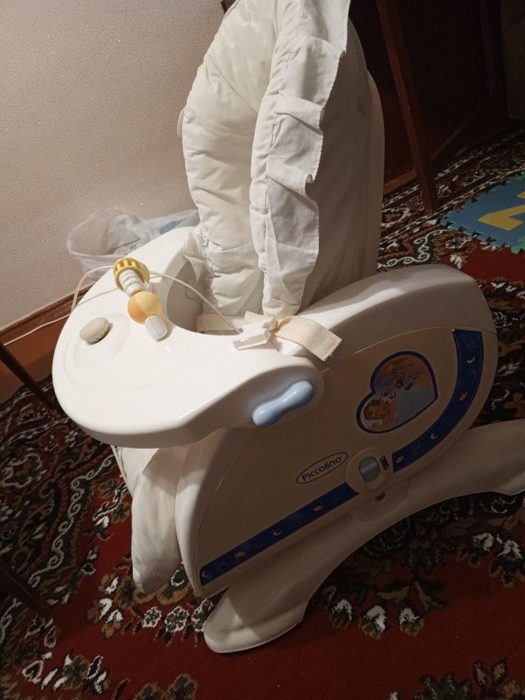 Продам укачивающий центр, стульчик для кормления  Piccolino