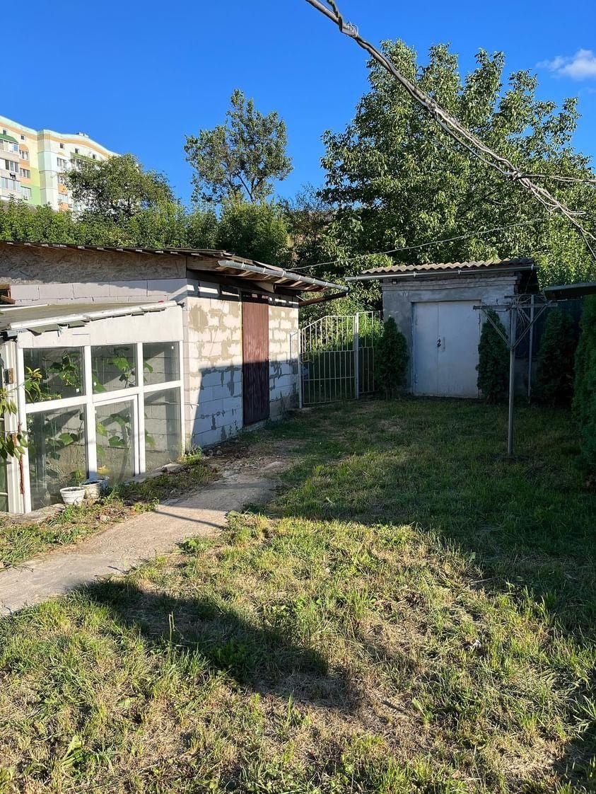 Частина будинку в місті