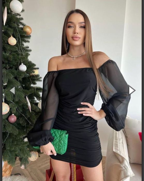 Чорна сукня з рукавами в сіточку