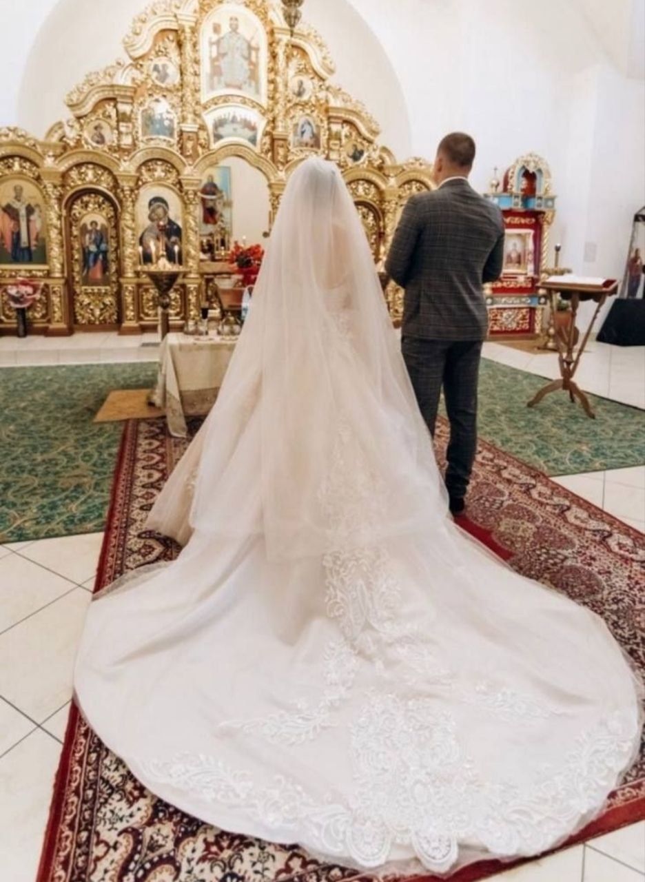 Весільне шлюбне плаття молодої нареченої
