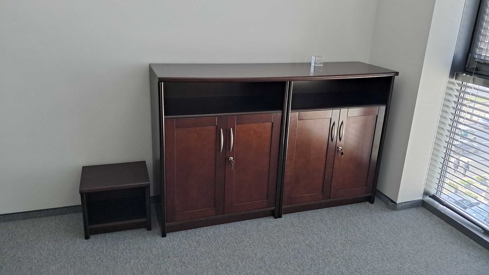 Komoda drewniana uszkodzona.