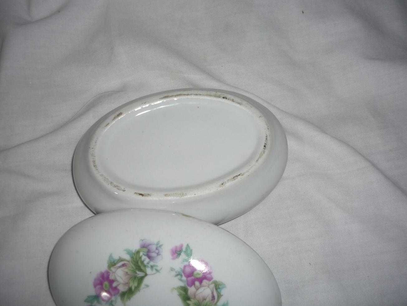 Caixa oval em porcelana antiga