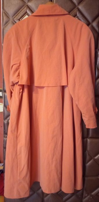 Elegancki płaszcz wiosenno jesienny.