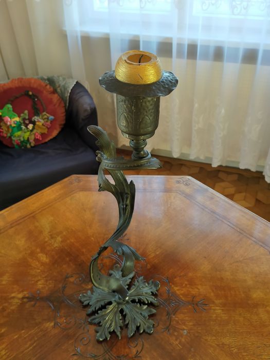 Antyczny świecznik w kształcie liścia akantu