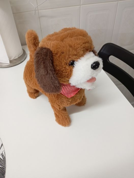 Cão em peluche a pilhas / Ótimo estado.