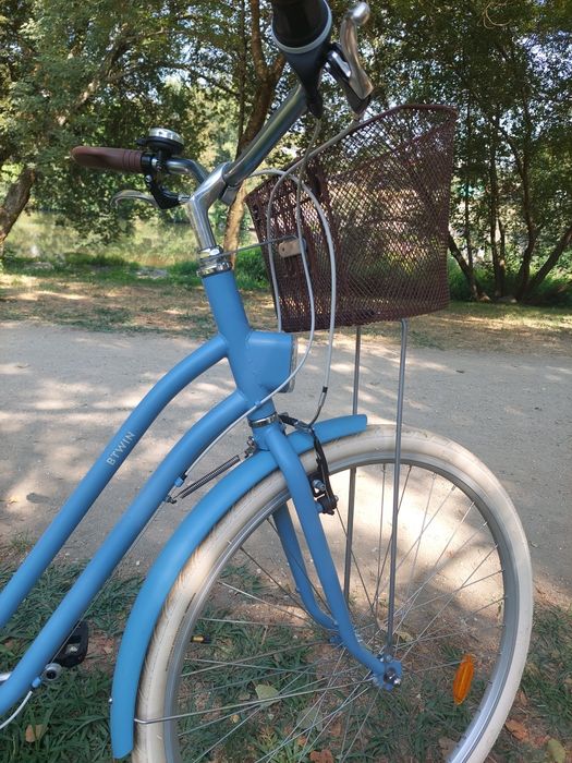 Bicicleta senhora azul BTWIN com cesto.