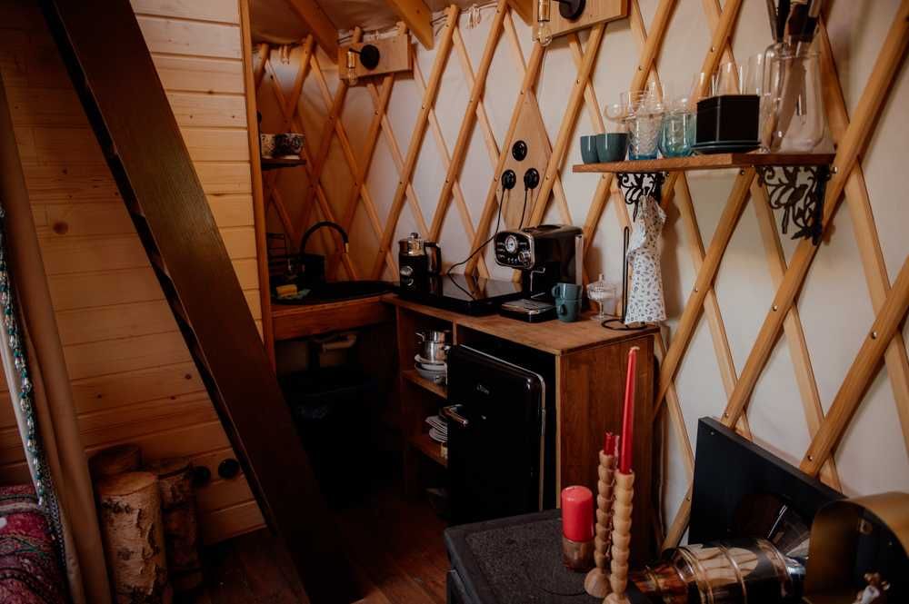 Jurta Szary Wilk z prywatnym jacuzzi i leśnym spa-Dzikolas glamping