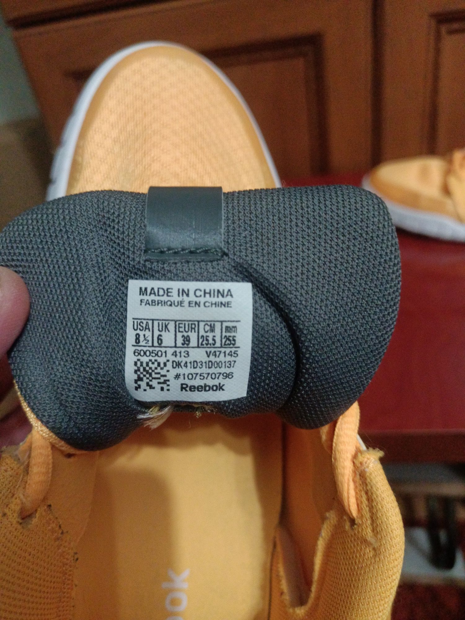 Взуття, кросівки Reebok.