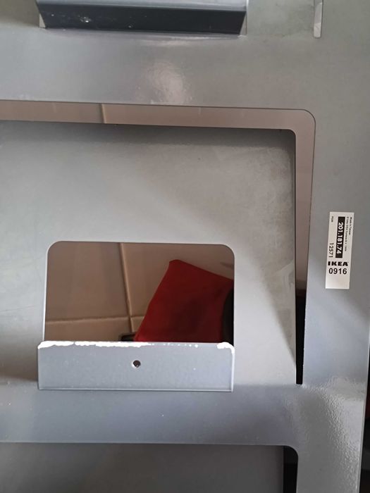 Suporte IKEA cinzento metálico para revistas e livros