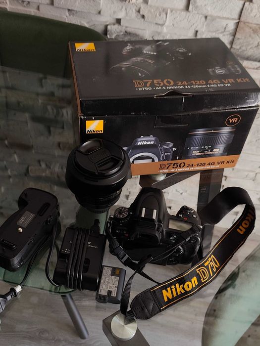 Nikon D750 + Nikkor 24-120mm 4G ED + Grip