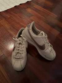 Nike Cortez Brancos e Dourados