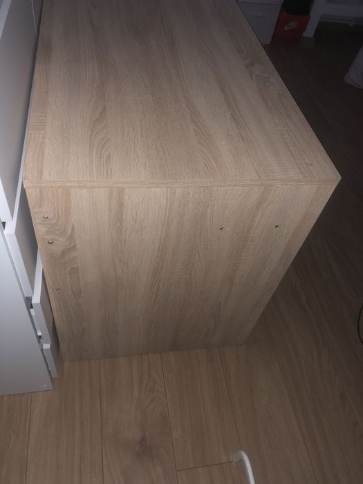 Toaletka drewnianna z bialymi szufladami