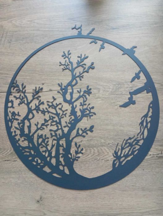 Metalowa dekoracja ścienna. Koło z drzewem w środku. 38,5 cm x 41 cm