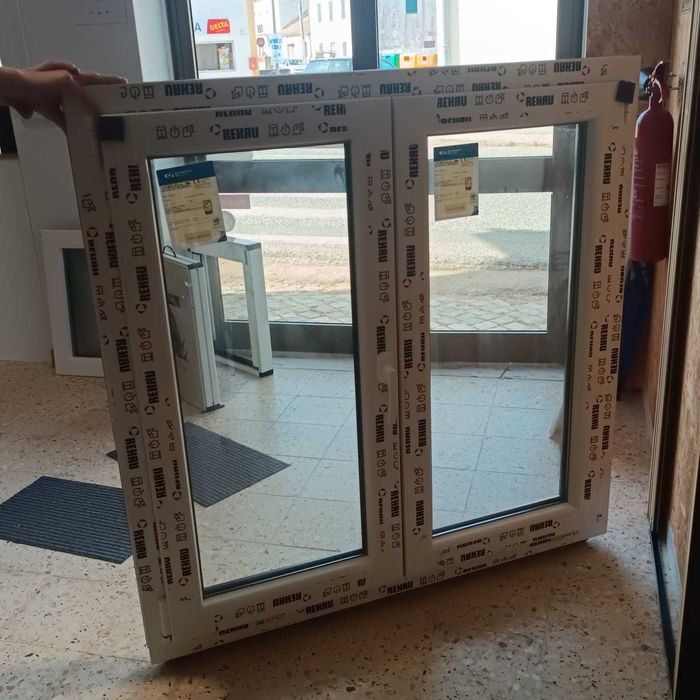 2 Janelas PVC Castanho/Branco - Vidro Duplo - c/ oscilobatente - NOVAS