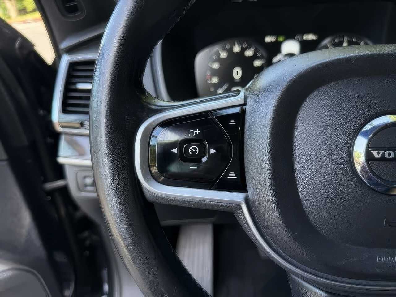 2017 Volvo XC90 T6 Momentum
