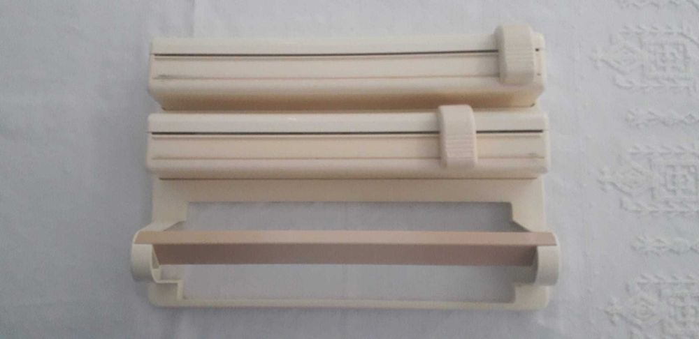 Dispensador de película aderente, papel de alumínio e de cozinha.