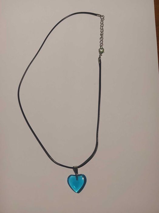 Colar Coração Azul– Pingente Transparente, Fio Preto Leve e Ajustável