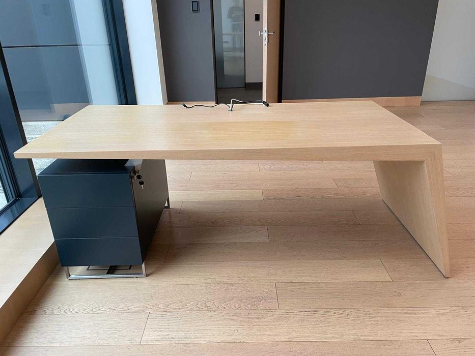 Nowoczesne meble gabinetowe ( biurko, kontener, komoda, stół).