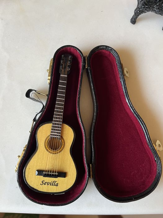 NOVA- Guitarra em miniatura com mala- 14cm
