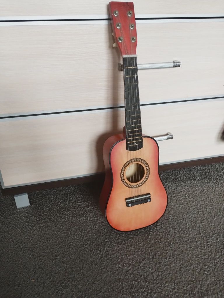 Mała gitara dziecięca