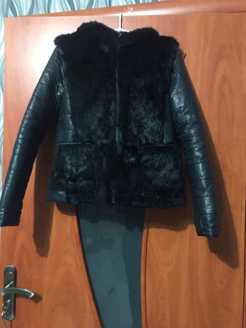 Чорна зимова курточка