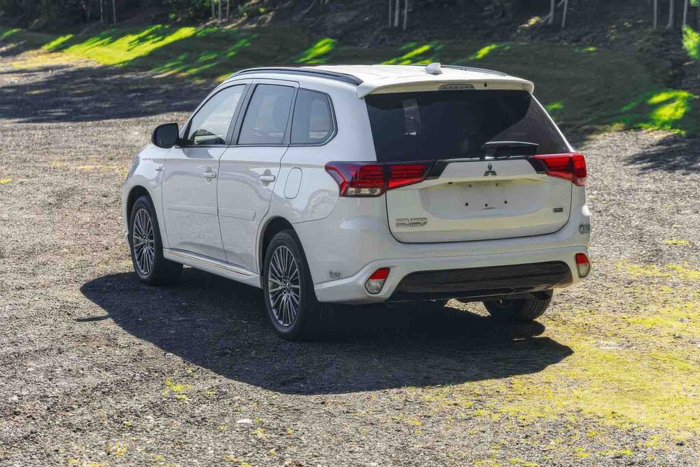 Mitsubishi Outlander Hybrid Plug-in LE S-AWC      2021