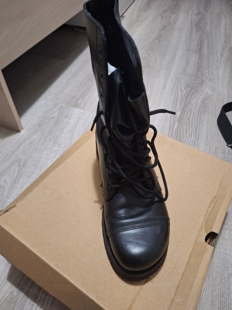 Botas militar praticamente novas