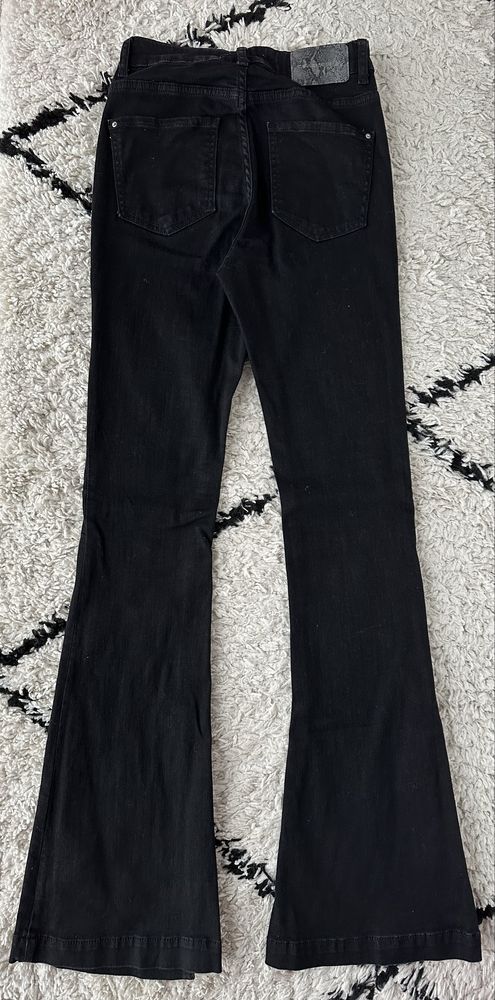 Flare jeans de ganga preta ZARA