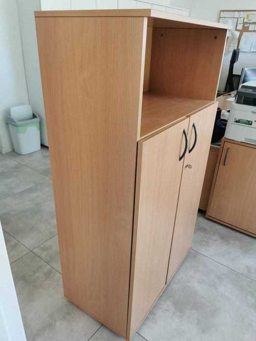 Szafka biurowa zamykana na kluczyk z półkami